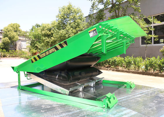 Eksterior Aman Dan awet 25000LBS Kapasitas Airbag Dock Leveler Untuk Loading dan Unloading